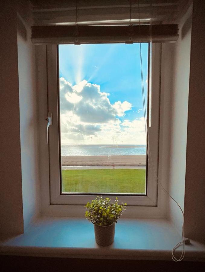 Sea View Apartment At The Beach! 래넬리 외부 사진
